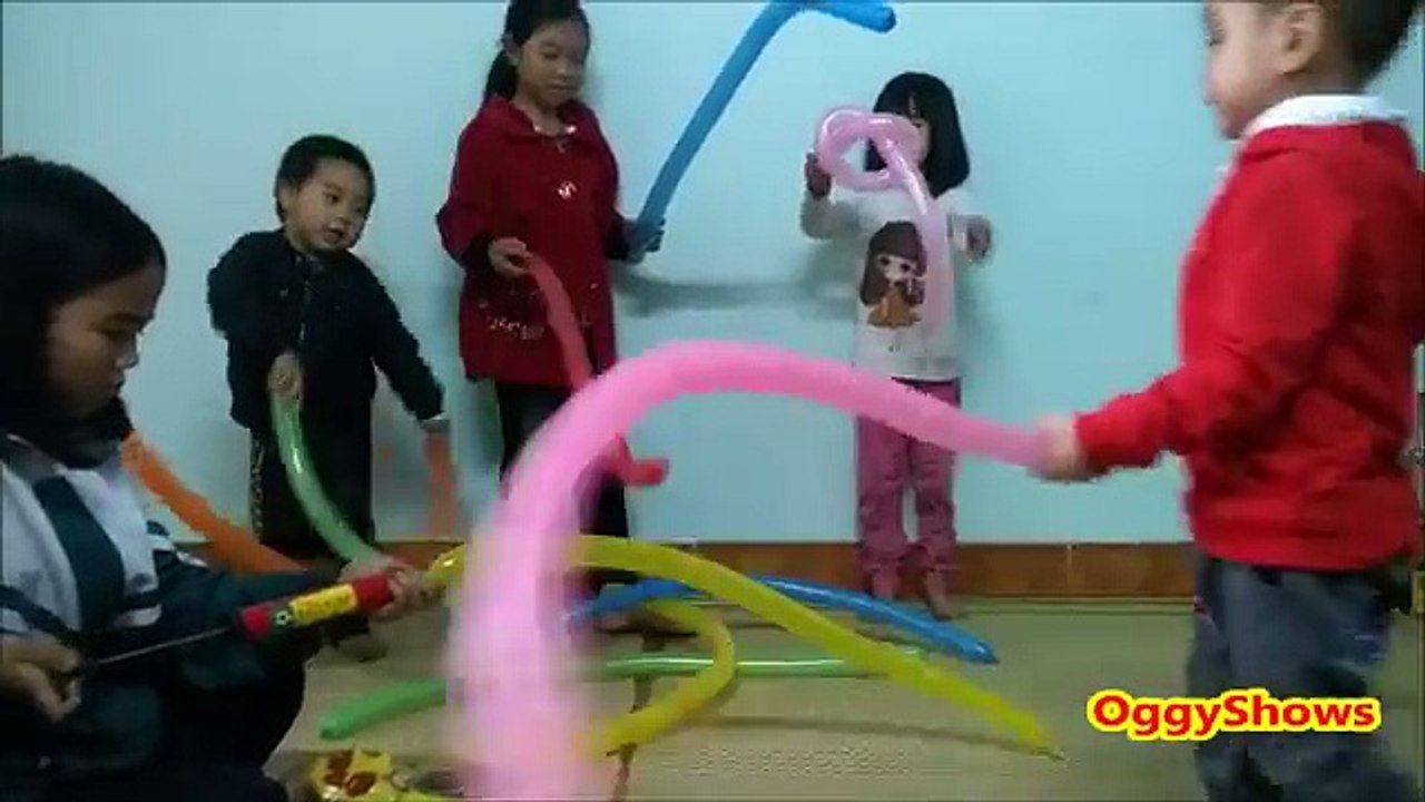 Balloon Show for Children. Bé chơi bóng bay vui nhộn