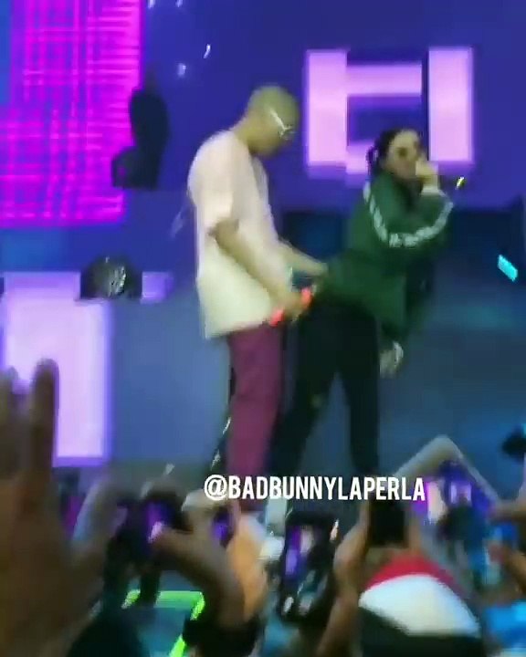 BAD BUNNY BESA A CAZZU