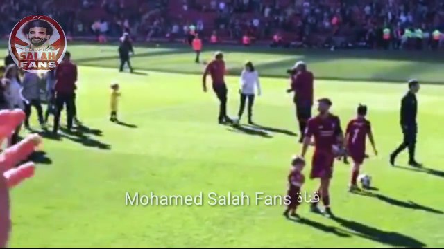 فيديو : محمد صلاح مع عائلته يرفع علم مصر و يحمل الحذاء الذهبي و يحي الجماهير من ملعب الانفليد