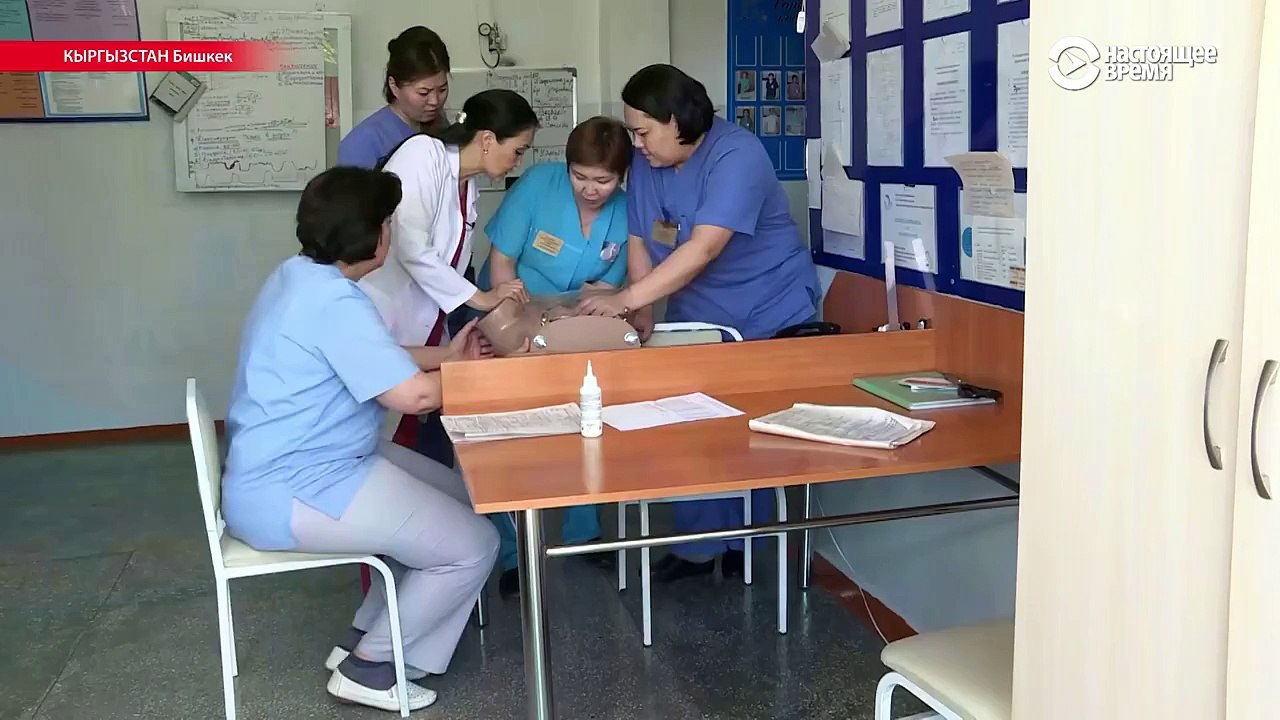 #ВИДЕО Больше 11 тысяч младенцев приняла за 20 лет акушерка Сахида Кыдыралиева из Кыргызстана. В практике у неё были самые разные операции – разрезать пуповин