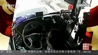 [中国新闻]湖北宜昌：六旬老人与小偷撕扯 众人相助擒贼