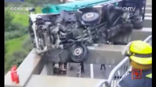 [中国新闻]以色列：卡车侧翻 乘客倒挂高架桥