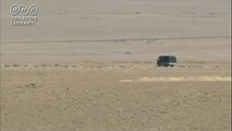 池本康弘　シリア　パルミラ　砂漠の道を走る車