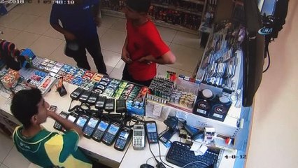 Çamurlu ayakkabılarını çıkarıp çoraplarıyla markete girdi