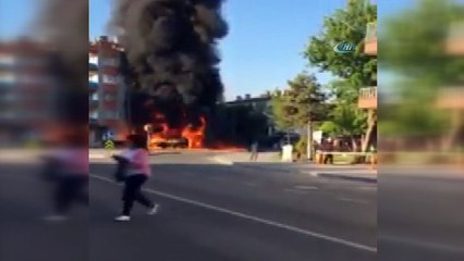 Скачать видео: Seyir halindeki araç araç alev alev böyle yandı