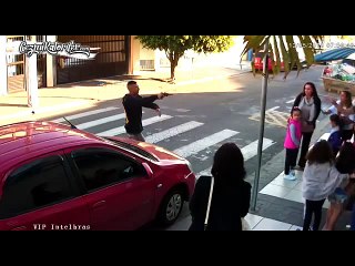 Okul Önünde Çocuklarını Bekleyen Anneleri Gasp Etmeye Çalışan Hırsızın Sağlam Kayaya Çarpması