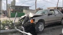 Report TV - Aksident në Fier, makina me shpejtësi përplaset me trafikndarësen