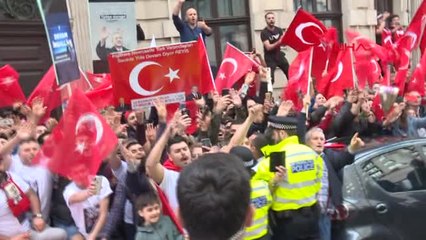 Londra'daki Otelinin Önünde Cumhurbaşkanı Erdoğan İçin Coşkulu Karşılama - 2