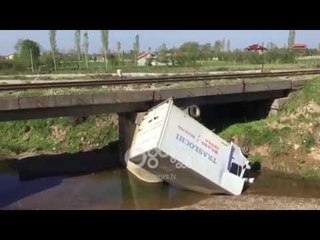 Ora News -  Treni Shkodër-Tiranë përplaset me kamionçinën, 2 të plagosur