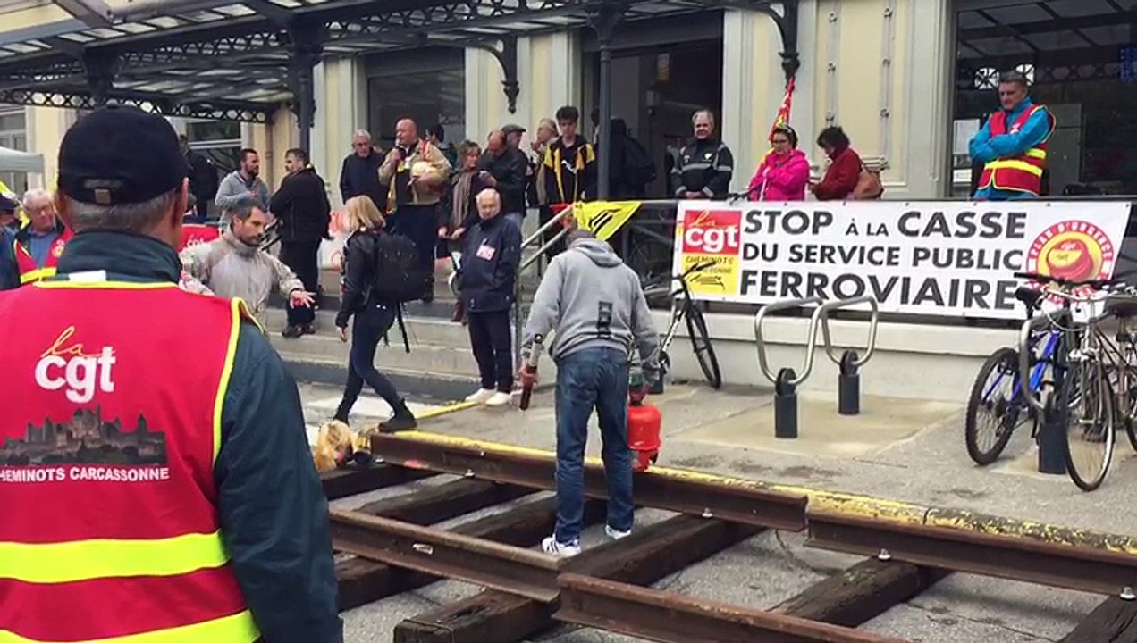 Les cheminots grévistes construisent une voie de chemin de fer devant la gare