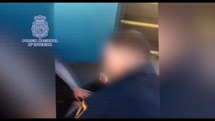 INCREIBLE donde se METIÓ! Policía Nacional rescata en Tarifa a un joven escondido en un autobús