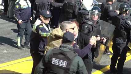 Hetimi i policise per protesten ne Rrugen e Kombit