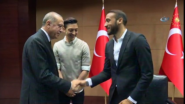 Cumhurbaşkanı Erdoğan, İngiltere’de Oynayan Türk Futbolcularla Buluştu