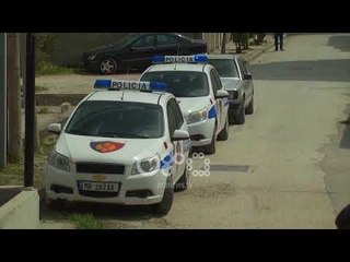 Ora News - Frikë në Fier, sulmojnë me armë lokalin, 5 minuta më pas djegin makinën