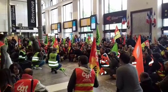 Manifestation des cheminots toulousains en grève à la gare Matabiau