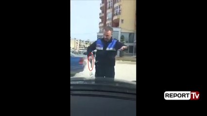 Report TV - Polici ndalon me pistoletë makinën, qytetari: Po ik ore ç’ke me mua
