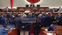 Report TV - Tensione në Kuvend, demokratët bllokojnë foltoren, Basha: Të përjashtohet Rama