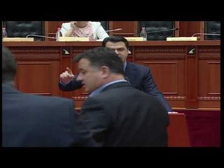 Pa Koment - Opozita në seancë: Liro kuksianët, arresto kriminelët!