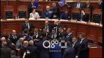 Ora News - Tensioni ne Kuvend: E goditën me vezë, Bushati i kthehet opozitës dhe i hedh ujë