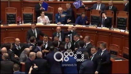 Ora News - Tensioni ne Kuvend: E goditën me vezë, Bushati i kthehet opozitës dhe i hedh ujë