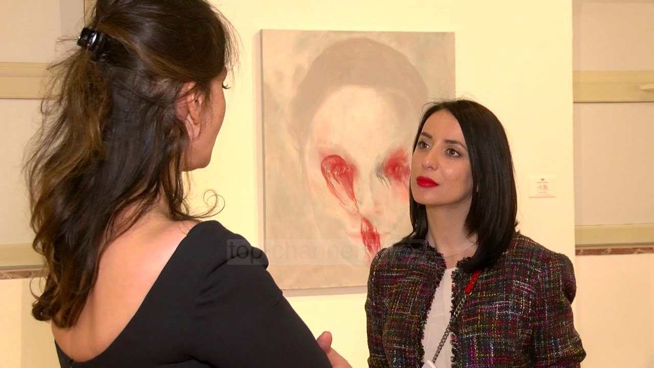 Ornela Vorpsi në Tiranë; Ekspozita me autoportrete, piktura dhe vizatime u hap në COD