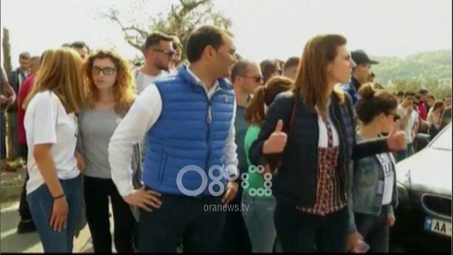 Ora News - Të rinjtë e FRPD-së dhe LRI-së i vendosin traun Ramës në Surrel