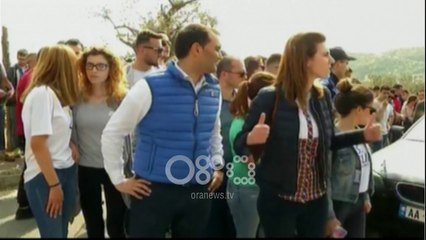 Ora News - Të rinjtë e FRPD-së dhe LRI-së i vendosin traun Ramës në Surrel