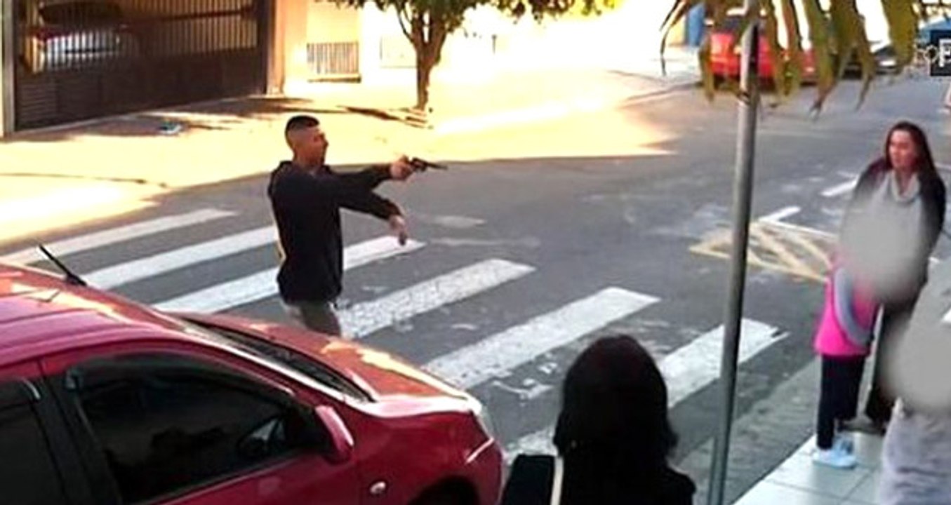 Polis Memuru Veli, Okul Önünde Soygun Yapmaya Çalışan Silahlı Şüpheliyi Vurdu
