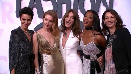 Top modeller çocuklar için yürüdü