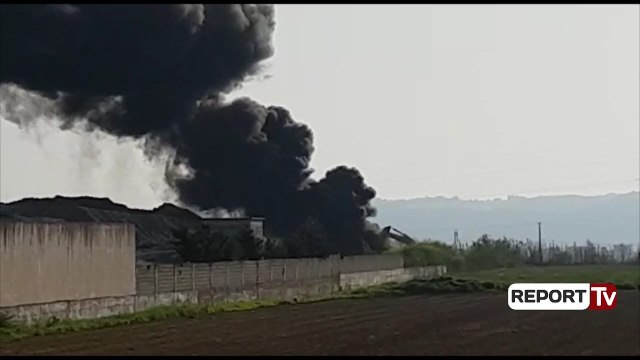 Report TV - Kavajë, zjarr në një objekt inertesh, nuk ka të lënduar