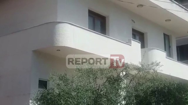Report TV - Merr flakë banesa në Elbasan, digjet i gjithë kati i parë