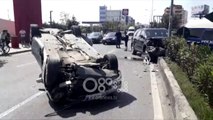 Ora News - Aksident në Durrës, shikoni si është përmbysur makina