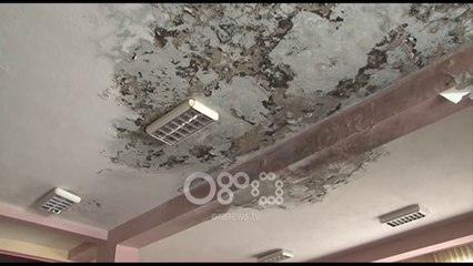 Ora News - Biblioteka në lagështi, kovat për ujin që pikon kanë 'zëvendësuar' librat