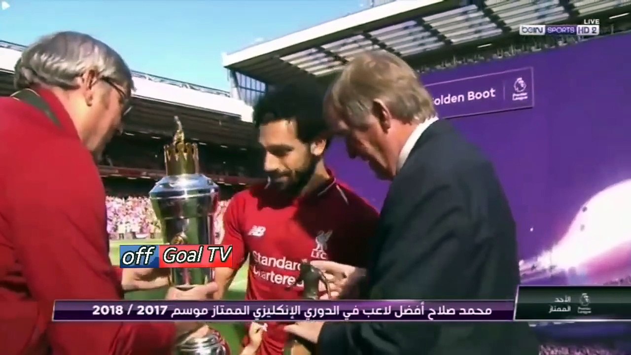 لحضة تتويج النجم المصري "محمد صلاح" بجائزة الحذاء الذهبي و جائزة أفضل لاعب بالدوري الإنجليزي بعد..