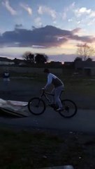 Vélo sur une rampe  : elle se prend le sol en pleine face !