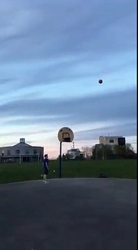 Panier de basket... de l'autre bout du terrain !! Impressionnant