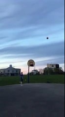 Panier de basket... de l'autre bout du terrain !! Impressionnant
