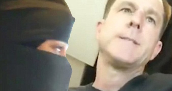 Çarşaflı Kadına Hakaret Eden Irkçı ABD'liye Kasiyer Kızdan Anlamlı Cevap