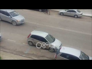 Ora News - Makina përplaset me furgonin e policisë në Vlorë, dy të plagosur
