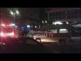 Aksident në Elbasan, makina me shpejtësi del nga rruga dhe përfundon në dyqan