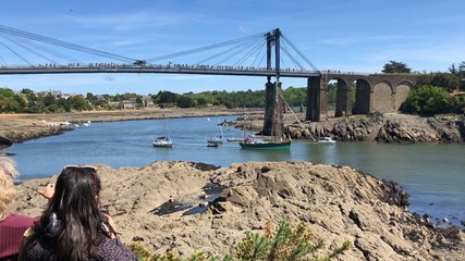 Passage de saint Piran sous le pont avec les sonneurs du Trieux