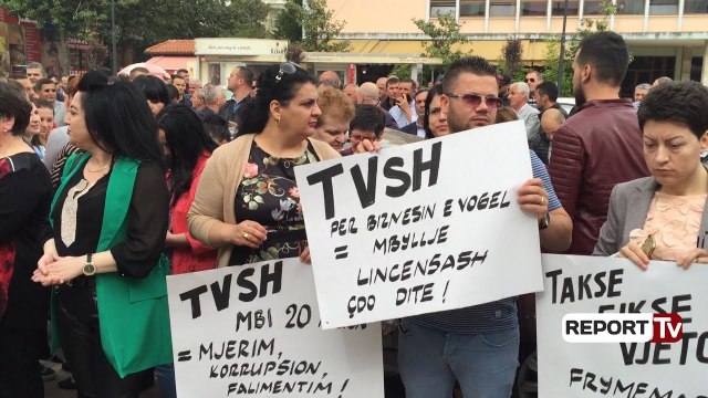 Report TV - Kundër TVSH-së, biznesi i vogël protestë në Fier, deputeti i PD: Qeveria të tërhiqet