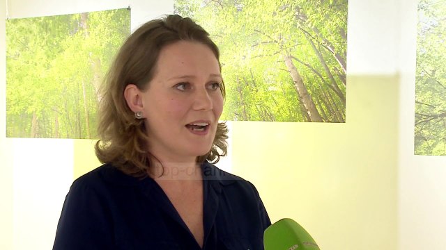 Ekspozita me pyje e artistes polake që zgjodhi Tiranën - Top Channel Albania - News - Lajme