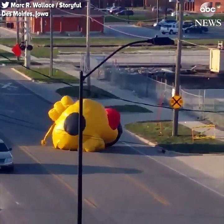 Un canard gonflable géant bloque une route aux USA