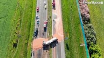 Un camion déverse du chocolat chaud liquide sur une autoroute