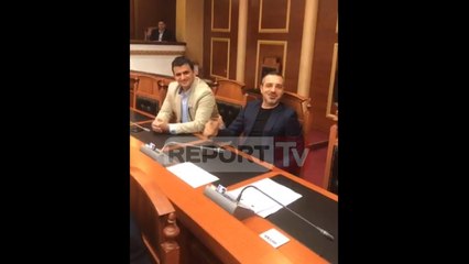 Report TV - Berisha e filmon në parlament, Tahiri: Po si je çmendur kështu