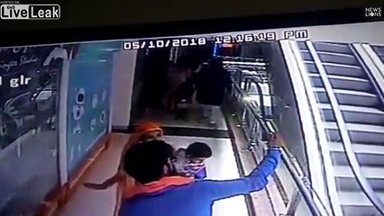 Por tomarse una selfie en una escalera mecánica su hijo de 10 meses cayó al vacío