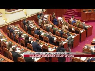 Télécharger la video: Parlamenti diskuton negociatat, Basha akuzon Ramën - News, Lajme - Vizion Plus