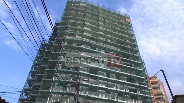 Report TV - Tiranë, punëtori bie nga kati i 10-të i pallatit në ndërtim, humb jetën