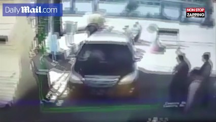 Indonésie : des terroristes en mobylette commettent un attentat suicide (Vidéo)